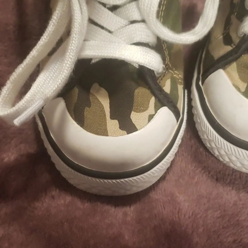 Crazy 8 high top camo shoes size 9‎